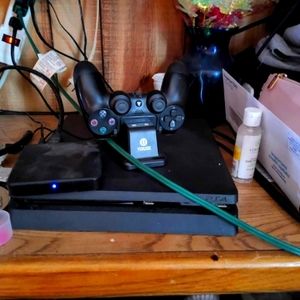 PS4 with game controller two headsets etc1tb black